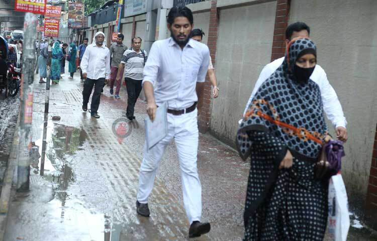 যানজটে দেরি হয়ে যাওয়ায় পরীক্ষাকেন্দ্রের দিকে ছুটতে দেখা যায় এক পরীক্ষার্থীকে। ছবি: মাহবুব আলম