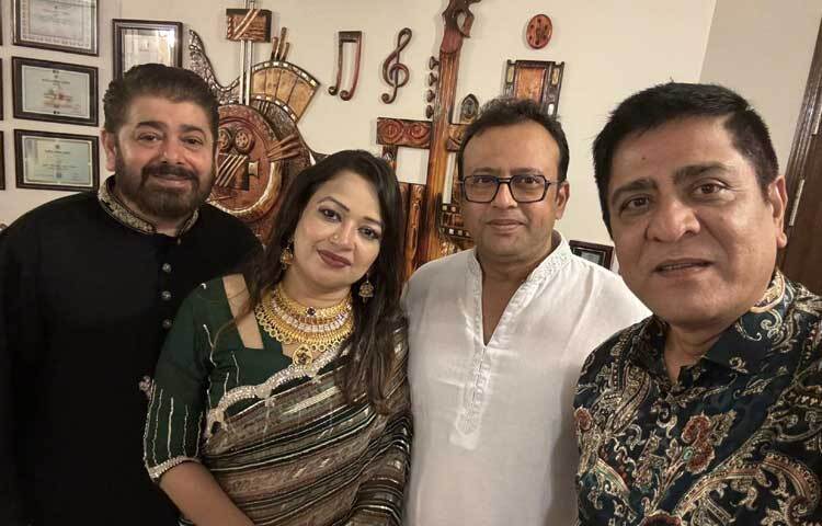 রুনা-আলমগীরের বাড়িতে আমন্ত্রণ পেয়েছিলেন নব্বই দশকের জনপ্রিয় চিত্রনায়ক অমিত হাসান। সেই ছবি সামাজিক যোগাযোগ মাধ্যমে শেয়ার করেছেন এই অভিনেতা। ক্যাপশনে লিখেছেন, ‘ভালোবাসা অবিরাম।সুন্দর একটি পারিবারিক আড্ডা। অভিনেতা আলমগীর ভাই ও রুনা লায়লা ভাবীর বাড়িতে।’ ছবি: ফেসবুক থেকে