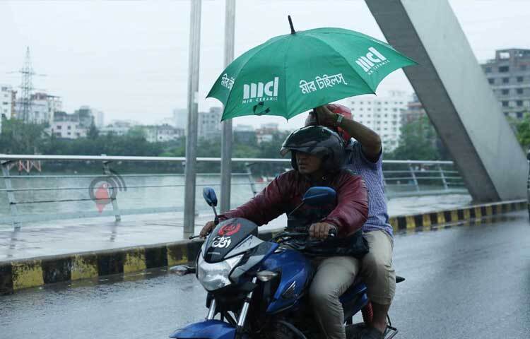 যেভাবেই হোক পৌঁছাতে হবে কর্মস্থলে। ছবি: মাহবুব আলম