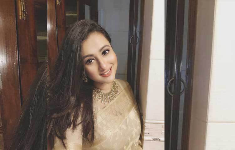 অভিনেত্রীর ভুবনজয়ী হাসি যেন পূর্ণিমার চাঁদের আলোর মতো মিষ্টি ও স্নিগ্ধ। ছবি: পূর্ণিমার ফেসবুক থেকে