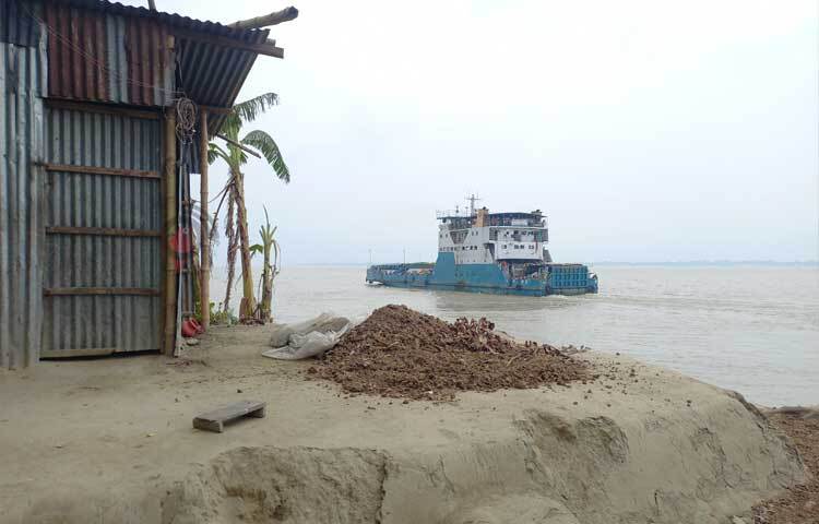 ভাঙন ঝুঁকিতে রয়েছে দৌলতদিয়ার ৬ ও ৭ নম্বর ফেরিঘাটের পাশাপাশি ঘাট সংলগ্ন প্রায় ৩ শতাধিক পরিবার। ছবি: রুবেলুর রহমান