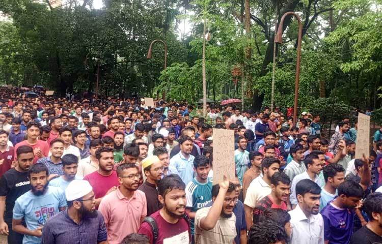 এর আগে পদযাত্রাটি ঢাকা বিশ্ববিদ্যালয়ের কেন্দ্রীয় গ্রন্থাগারের সামনে থেকে শুরু হয়ে হলপাড়া ঘুরে নীলক্ষেত-নিউমার্কেট, সাইন্সল্যাব হয়ে শাহবাগ মোড়ে যায়। ছবি: হাসান আলী