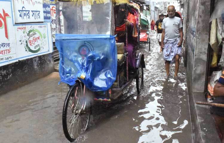 বৃষ্টি আর রাস্তায় জমে থাকা পানির ফলে রিকশা ও সিএনজিতে চলাচলের জন্য গুণতে হচ্ছে দ্বিগুণ ভাড়া। ছবি: বিপ্লব দীক্ষিত