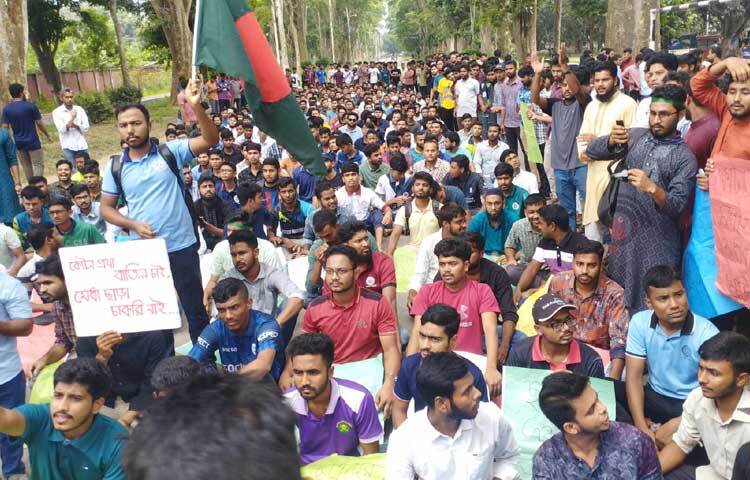 আজ সকাল সাড়ে ১০টায় বিশ্ববিদ্যালয়ের প্যারিস রোড থেকে বিক্ষোভ মিছিল বের করেন শিক্ষার্থীরা।