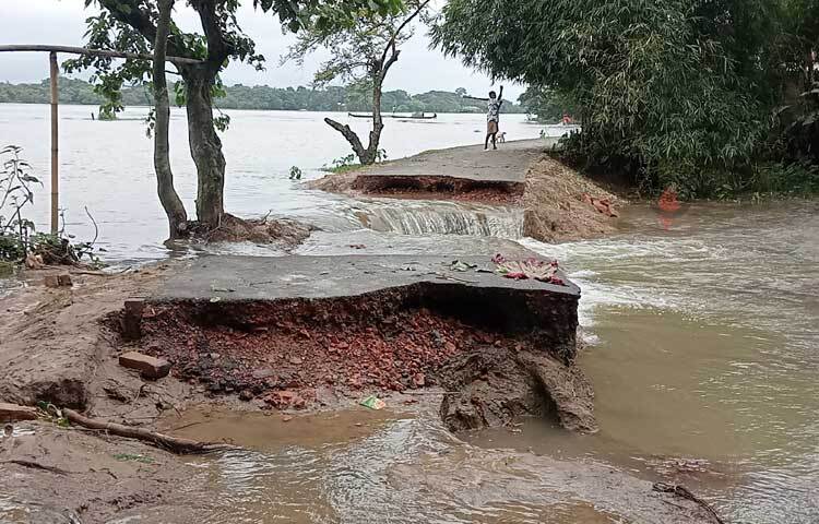 রাস্তা-ঘাটের বেহাল দশা। ফলে ভোগান্তিতে পড়েছেন এলাকাবাসী। ছবি: লিপসন আহমেদ