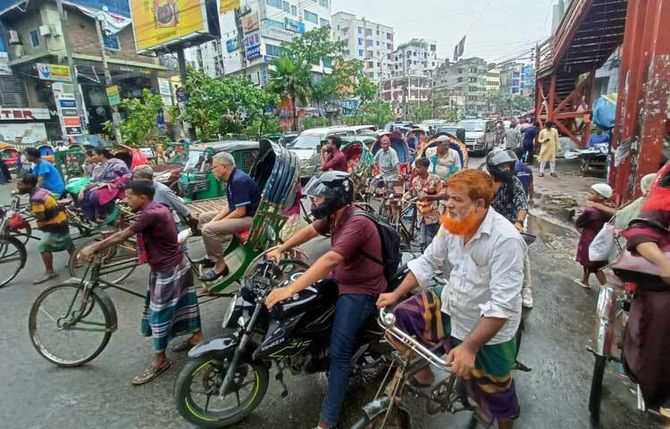 শাহবাগ মোড়ের চারপাশের রাস্তাগুলোতে আটকা পড়েছে বেশকিছু যানবাহন। ছবি: মাহবুব আলম