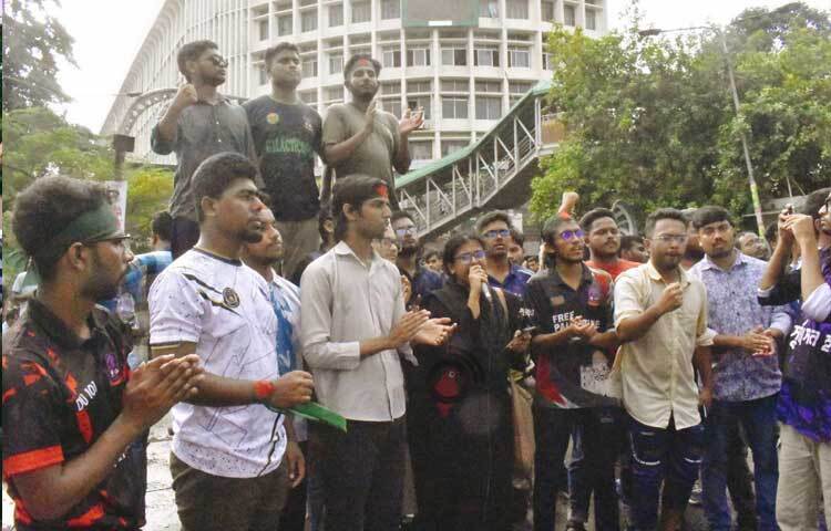 বিক্ষুব্ধ শিক্ষার্থীরা ঢাকা বিশ্ববিদ্যালয়ের কেন্দ্রীয় গ্রন্থাগারের সামনে থেকে বিক্ষোভ মিছিল নিয়ে টিএসসি হয়ে শাহবাগে মোড়ে অবস্থান নেন। ছবি: বিপ্লব দীক্ষিত