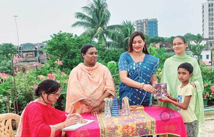 টাকার অভাবে শিক্ষার আলো থেকে যারা বঞ্চিত তাদের পাশে দাঁড়ানোর প্রচেষ্টায় এ উদ্যোগ নিয়েছেন সংস্থাটির পরিচালক সুমী মুর্ম। ছবি: জাগো নিউজ