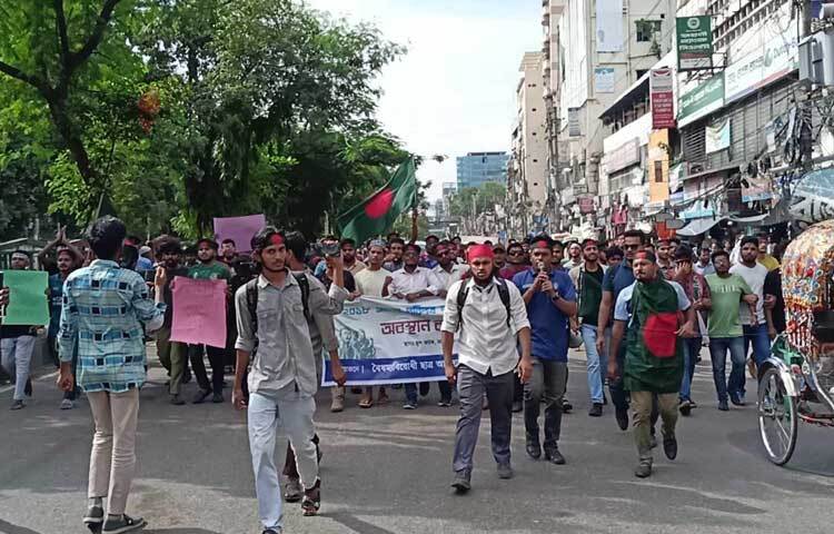 এছাড়া ৮ জুলাই বিকেল ৩টা ২০ মিনিটে ঢাকা কলেজের মূল ফটক থেকে বিক্ষোভ মিছিল বের করেন শিক্ষার্থীরা। পরে মিছিলটি মিরপুর সড়কের সায়েন্সল্যাব মোড় ঘুরে নীলক্ষেত মোড়ের দিকে চলে যায়। ছবি: নাহিদ হাসান