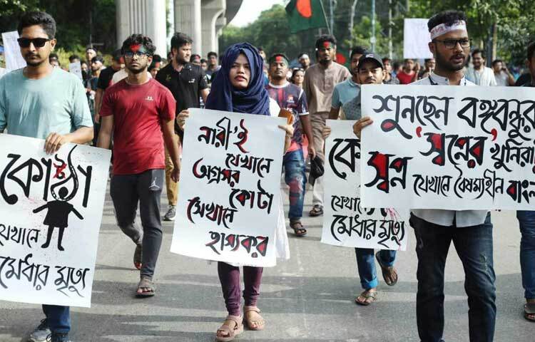 এরপর গ্রন্থাগারের সামনে থেকে একটি বিক্ষোভ মিছিল নিয়ে হলপাড়া-মুহসীন হল-ভিসি চত্বর-টিএসসি হয়ে শাহবাগে যান শিক্ষার্থীরা। সেখানে গিয়ে তারা শাহবাগ মোড় অবরোধ করেন। ছবি: মাহবুব আলম