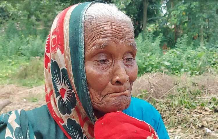 নদী ভাঙনে সব হারিয়ে নিঃস্ব বৃদ্ধা ফুলমতি বেগম। ছবি: বি.এম খোরশেদ