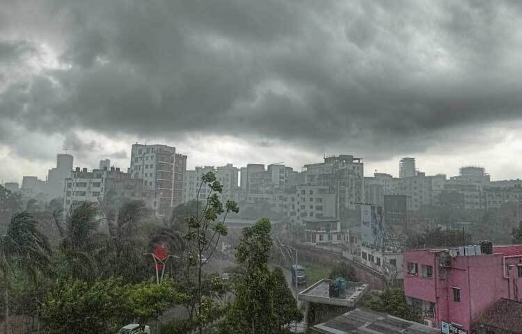 সকাল থেকে আকাশ মেঘাচ্ছন্ন ছিল। দুপুর ১টা ৫৫ মিনিটে বাতাসের সঙ্গে শুরু হয় ঝুম বৃষ্টি। ছবি: মাহবুব আলম