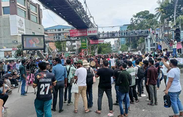 ১০ জুলাই সকাল ১০টা ৪০ মিনিটের দিকে ঢাকা কলেজের মূল ফটক থেকে বিক্ষোভ মিছিল নিয়ে সায়েন্সল্যাব অভিমুখে যাত্রা শুরু করেন শিক্ষার্থীরা। ছবি: নাহিদ হাসান