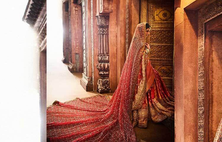 রাধিকার ঘোমটা পড়া বেনারসি সিল্কের দোপাট্টায় আছে সোনার সূচিকর্ম ও রেশমের কাজ। ছবি: ইনস্টাগ্রাম