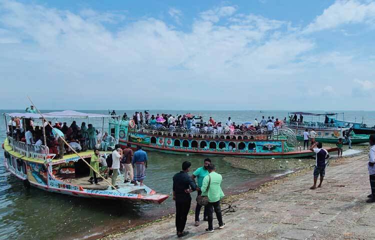 বিশাল জলরাশি ও হাওরের দিগন্ত ছোঁয়া অপরূপ দৃশ্য দেখে মুগ্ধ সবাই। ছবি: এসকে রাসেল