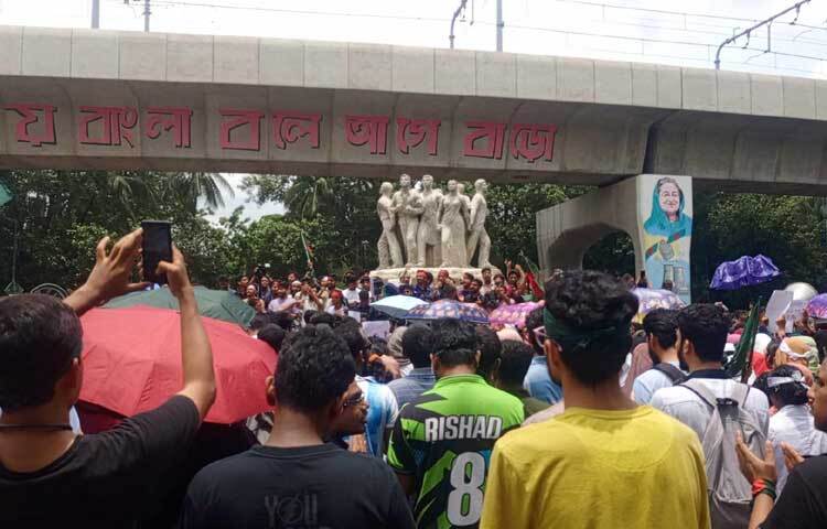 ঢাবি শিক্ষার্থীদের বিক্ষোভ মিছিলে এরই মধ্যে যোগ দিয়েছেন ঢাকা মেডিকেল কলেজের শিক্ষার্থীরা। এছাড়াও জগন্নাথ বিশ্ববিদ্যালয়, ঢাবি অধিভুক্ত সাত কলেজের শিক্ষার্থীরাও বিক্ষোভে যোগ দেওয়ার কথা রয়েছে। ছবি: হাসান আলী