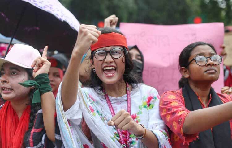 বিক্ষোভ মিছিলে শিক্ষার্থীরা ‘চেয়েছিলাম অধিকার-হয়ে গেলাম রাজাকার’, ‘লাখো শহীদের রক্তে কেনা-দেশটা কারো বাপের না’, ‘তুমি নও আমি নই-রাজাকার রাজাকার’, ‘কে রাজাকার কে রাজাকার-তুই রাজাকার তুই রাজাকার’, ‘আমরা নাকি রাজাকার-ধিক্কার ধিক্কার’, ‘এসো ভাই এসো বোন-গড়ে তুলি আন্দোলন’, ‘কোটা না মেধা-মেধা মেধা’, ‘আপস না সংগ্রাম-সংগ্রাম সংগ্রাম’,-স্লোগান দিচ্ছেন। ছবি: মাহবুব আলম