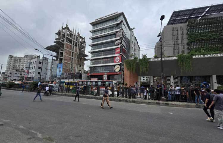 শিক্ষার্থীদের করা অবরোধের ফলে সড়কে তীব্র যানজটের সৃষ্টি হয়েছে। ছবি: জাগো নিউজ