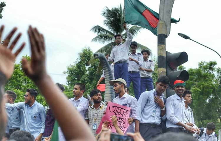 দুপুর ১২টার দিকে কয়েকশ শিক্ষার্থী জড়ো হয়ে সড়ক অবরোধ করে এই আন্দোলন করছেন। এতে বনানী এলাকায় সম্পূর্ণ যানচলাচল বন্ধ রয়েছে। ছবি: মাহবুব আলম