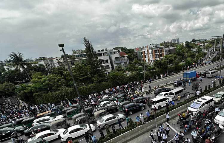 এ সময় শিক্ষার্থীরা স্লোগান দিতে থাকেন, বন্ধ করো অত্যাচার ফিরিয়ে দাও অধিকার, পুলিশ দিয়ে আন্দোলন বন্ধ করা যাবে না, 'কোটা না মেধা, মেধা মেধা, লাঠিসোঁটা, টিয়ার গ্যাস, জবাব দেবে বাংলাদেশ। ছবি: তৌহিদুজ্জামান তন্ময়