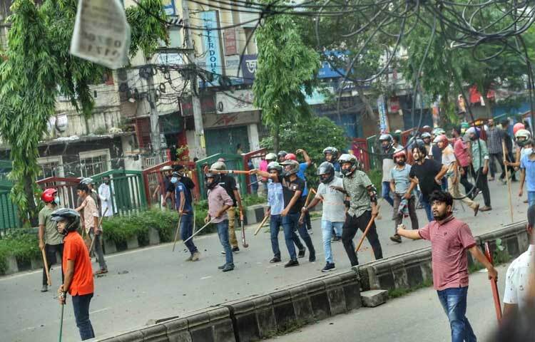 দুপুর ১২টা থেকে সায়েন্সল্যাবে জড়ো হন শিক্ষার্থীরা। পাশেই অবস্থান নেয় ছাত্রলীগ। এরপর শুরু হয় ধাওয়া-পালটা ধাওয়া ও ককটেল বিস্ফোরণ। চলমান সংঘর্ষে রণক্ষেত্র হয়ে পড়েছে পুরো এলাকা। পুরো নিউমার্কেট এলাকায় ছড়িয়ে পড়েছে আতঙ্ক। ছবি: মাহবুব আলম