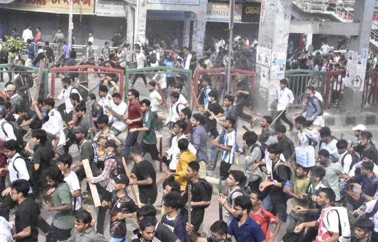 আজ বিকেল সাড়ে ৩টার দিকে জবি থেকে কয়েক হাজার আন্দোলনকারী লাঠিসোঁটা নিয়ে রায়সাহেব বাজার অতিক্রম করার সময় এ ঘটনা ঘটে। ছবি: বিপ্লব দীক্ষিত