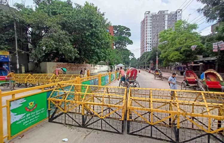 এদিকে বিশ্ববিদ্যালয়ে বহিরাগতদের প্রবেশ ঠেকাতে তৎপর আইনশৃঙ্খলা বাহিনী। ছবি: মাহবুব আলম