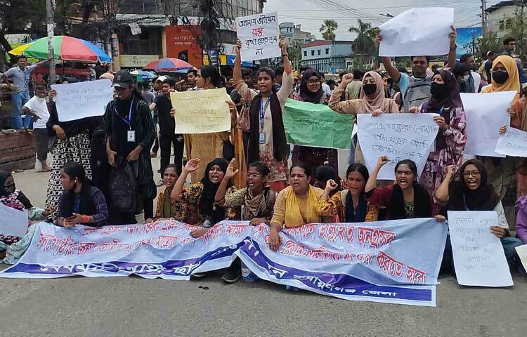 এছাড়া শহরের চাষাড়া এলাকায় নারায়ণগঞ্জ জেলা বৈষম্যবিরোধী ছাত্র আন্দোলনের ব্যানারে অবরোধ করেন শিক্ষার্থীরা। ছবি: মোবাশ্বির শ্রাবণ