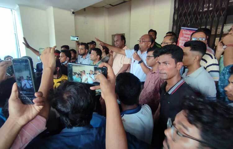 এদিকে শিক্ষার্থীদের এমন দাবির সঙ্গে একাত্মতা পোষণ করে বিশ্ববিদ্যালয়ের শহীদ সোহরাওয়ার্দী হলে ছাত্র রাজনীতি নিষিদ্ধ ঘোষণা করেন হলের প্রাধ্যক্ষ অধ্যাপক ড. জাহাঙ্গীর হোসেন। ছবি: মনির হোসেন মাহিন