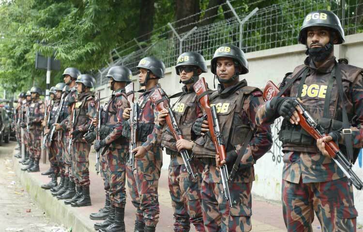 সতর্ক অবস্থানে আছেন তারা। ছবি: মাহবুব আলম