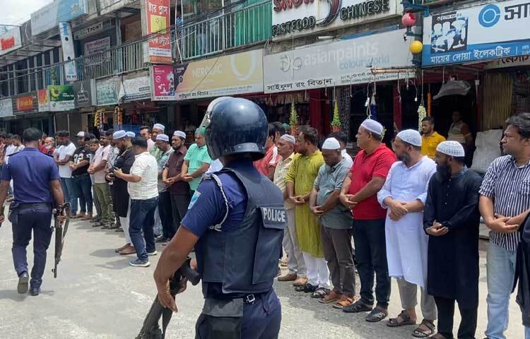 পুলিশের বাধায় পণ্ড আন্দোলনে নিহতদের গায়েবানা জানাজা। ছবি: আরাফাত রায়হান সাকিব