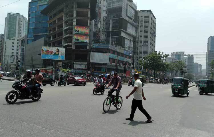 বিশেষ করে অফিসগামী মানুষের দুর্ভোগ চরমে পৌঁছেছে। ছবি: নাজমুল হোসেন বাপ্পি