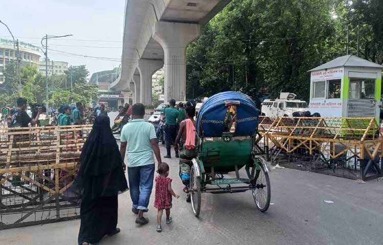 সকাল থেকেই সর্তক অবস্থানে রয়েছে পুলিশ সদস্যরা। ছবি: মফিজুল সাদিক