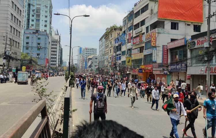 আজ সকাল সাড়ে ১০টার পর বাড্ডায় ব্র্যাক বিশ্ববিদ্যালয়ের সামনে পুলিশের সঙ্গে শিক্ষার্থীদের ধাওয়া-পাল্টা ধাওয়া হয়। এতে প্রগতি সরণিতে যান চলাচল বন্ধ হয়ে গেছে। ছবি: হাসান আদিব
