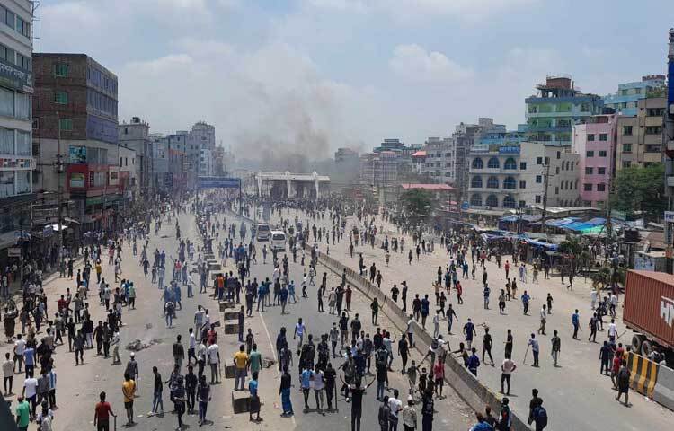 এ সময় বিক্ষোভকারীদের তোপের মুখে পিছু হটতে বাধ্য হন পুলিশ সদস্যরা। ছবি: মাসুদ রানা