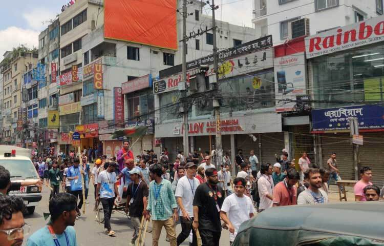 এ সময় তার রিকশার পাশ দিয়ে শিক্ষার্থীরা বিভিন্ন ধরনের স্লোগান দিতে থাকে। ছবি: হাসান আদিব
