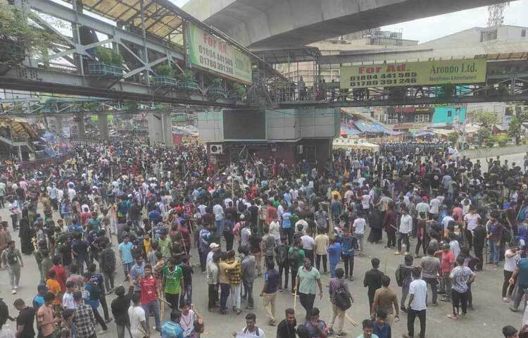 উত্তরা, আজমপুর, খিলক্ষেত, নতুনবাজার থেকে রামপুরা, কাকরাইল, মিরপুর-১০, যাত্রাবাড়ী, শনির আখড়া, পুরান ঢাকা, ঢাকা ক্যান্টনমেন্ট এলাকার ইসিবি চত্বরে আন্দোলনকারীদের শিক্ষার্থীদের অবস্থান নিতে দেখা গেছে।  ছবি: তৌহিদুজ্জামান তন্ময়