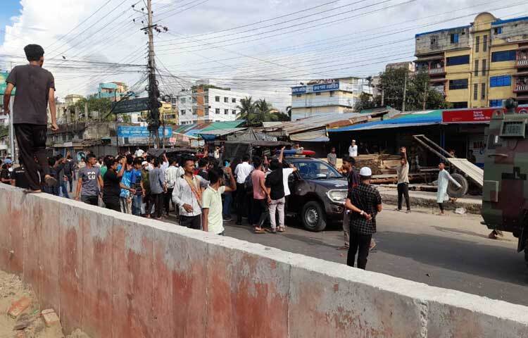পুলিশের গাড়ি আটকে রেখেছে আন্দোলনকারীরা। ছবি: ইকবাল হোসেন