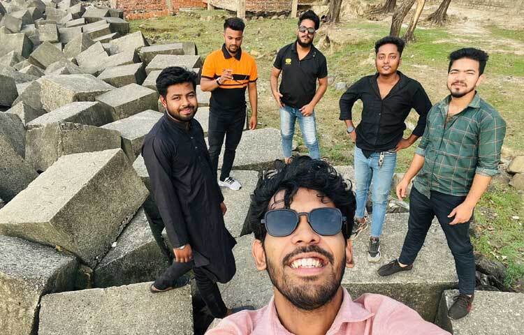 আনন্দঘন মুর্হূতকে সেলফিতে বন্দি করতে ব্যস্ত তারা। ছবি: এম মাঈন উদ্দিন