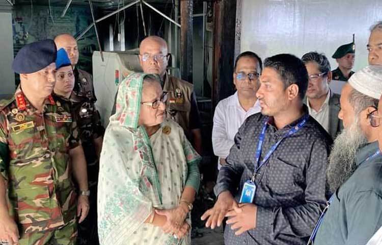 বিটিভির কর্মকর্তাদের সঙ্গে নিয়ে সবকিছু ঘুরে দেখেন প্রধানমন্ত্রী। ছবি: ইয়াসিন কবির জয়