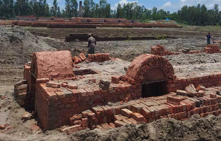ইট পোড়ানোর ছোট ছোট ঘর ও চিমনি বসানো হচ্ছে। ছবি: এ এইচ শামীম
