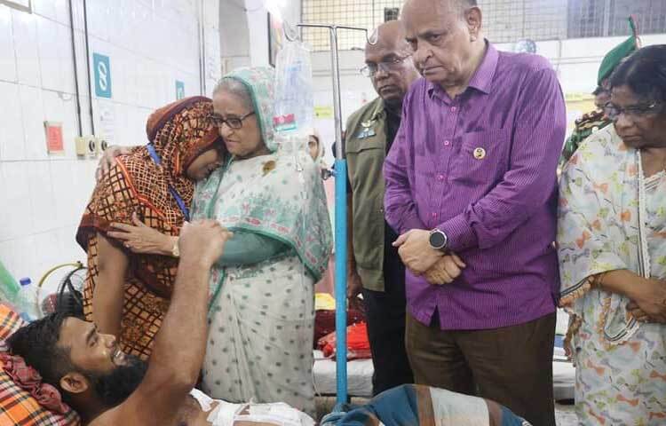 পঙ্গু হাসপাতালে গুরুতর আহত চিকিৎসাধীন কয়েকজনের সঙ্গে কথা বলেন ও তাদের চিকিৎসার খোঁজ-খবর নেন সরকারপ্রধান। ছবি: ইয়াসিন কবির জয়