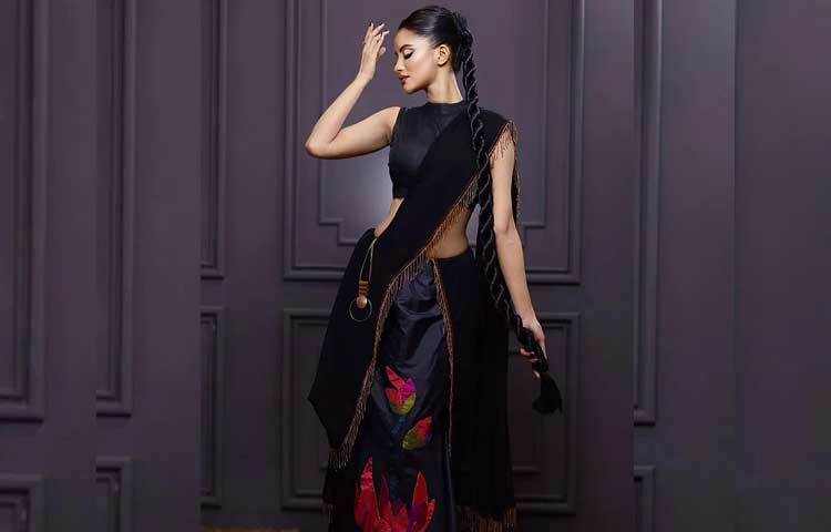 হাই নেক স্লিভলেস ব্লাউজের সঙ্গে কালো রঙের কাস্টম শাড়ির ফিউশন লুকে অপরূপ তুষি। ছবি: ইনস্টাগ্রাম থেকে