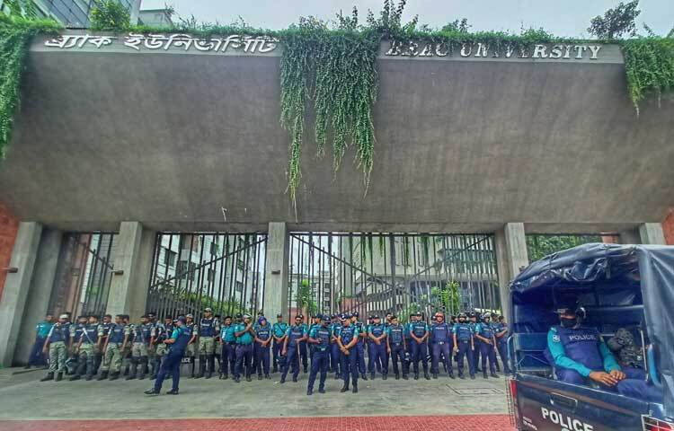 রাজধানীর মেরুল বাড্ডায় অবস্থিত বেসরকারি ব্র্যাক বিশ্ববিদ্যালয়ের সামনে বিপুল সংখ্যক পুলিশ মোতায়েন করা হয়েছে। ছবি: মাহবুব আলম