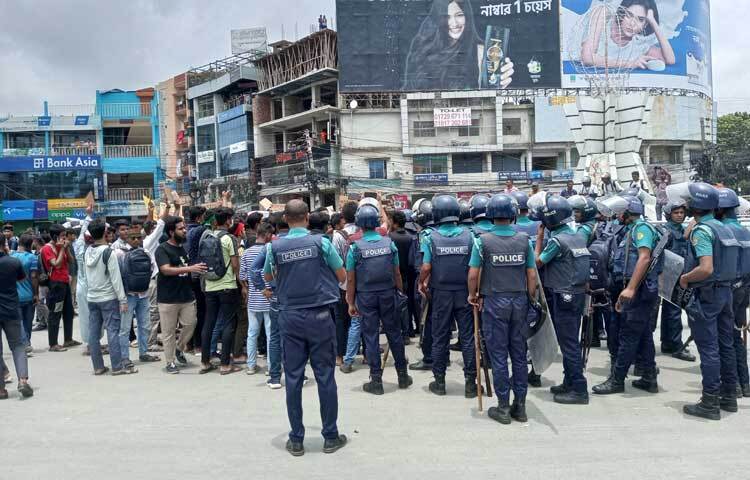আজ দুপুর পৌনে ১২টার দিকে তারা পুলিশের বাধা পেরিয়ে পুরো চত্বরে অবস্থান নেন। ছবি: আলমগীর হান্নান