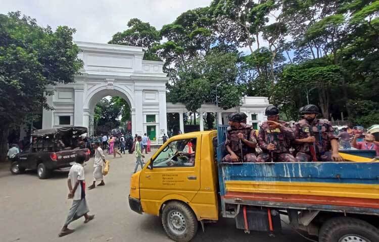 পিকআপে করে হাইকোর্টের সামনে জড়ো হচ্ছেন বিজিবির সদস্যরা। ছবি: মাহবুব আলম
