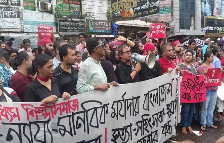 বৃহত্তর চলচ্চিত্র, আলোকচিত্র, থিয়েটার, গণমাধ্যমসহ দৃশ্যমাধ্যমের নানা শাখার কর্মীরা ‘দৃশ্যমাধ্যম শিল্পীসমাজ’ ব্যানারে কোটা সংস্কার আন্দোলনকে কেন্দ্র করে দেশে হত্যা-সহিংসতা-গণগ্রেফতার-হয়রানির প্রতিবাদ করা হয়েছে। ছবি: মফিজুল সাদিক