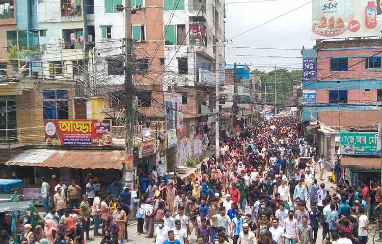 বিক্ষোভ মিছিলে এক দফা এক দাবি শেখ হাসিনার পদত্যাগসহ নানা সরকার বিরোধী স্লোগান দেন তারা। ছবি: আরিফ উর রহমান টগর