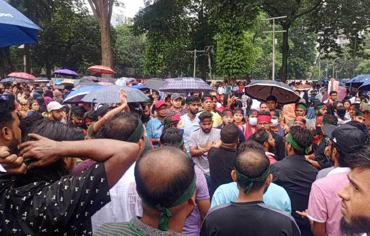 শহীদ মিনারে মানুষের ঢল। ছবি: হাসান আলী