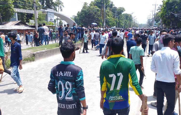 সকাল সাড়ে ১০টায় রাজশাহী প্রকৌশল ও প্রযুক্তি বিশ্ববিদ্যালয়ের প্রধান ফটকের সামনে ঢাকা-রাজশাহী মহাসড়ক অবরোধ করে সব শিক্ষার্থী সমবেত হচ্ছেন। ছবি: মনির হোসেন মাহিন